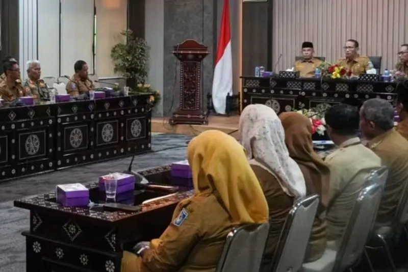Wali Kota Mataram H Mohan Roliskana (depan dua dari kiri) saat melakukan rapat koordinasi dengan camat dan lurah se-Kota Mataram, Provinsi Nusa Tenggara Barat